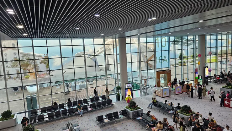 澳門國際機場登機門的落地窗可以看飛機!落地窗上也能看到各個澳門特色景點!