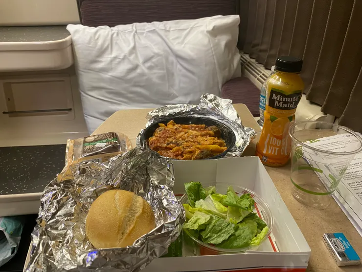 客房服務餐點（基本上跟餐廳一樣）