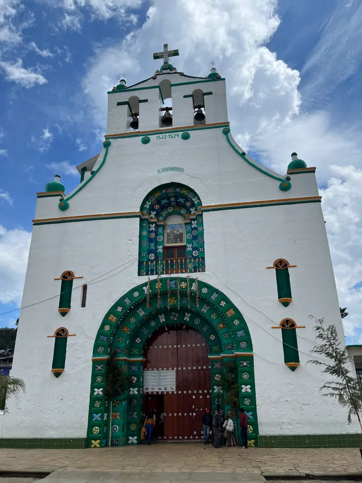 村裡的教堂，但光是門上的圖案就是村裡自己的信仰