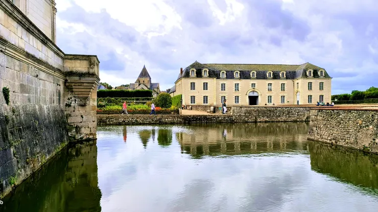 【在護城河橋上看花園方向，右側建築與售票廳那棟相對。】