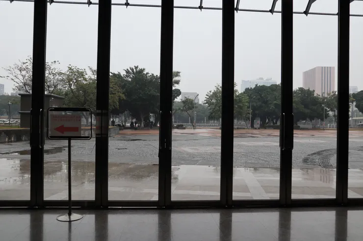 在音樂館內望向愛河畔