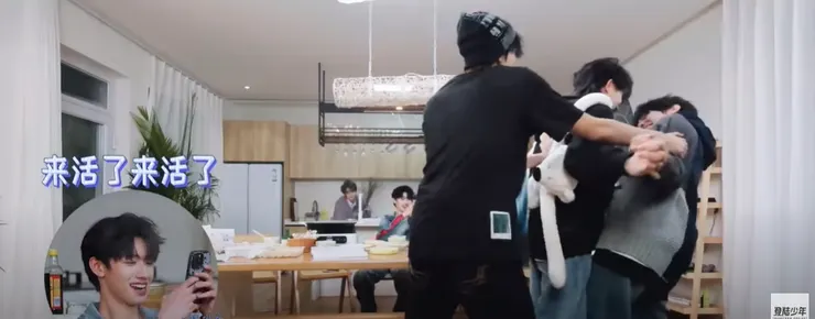 蘇新皓一直湊近,張澤禹一直退,他逃他追,插翅難飛呀!哈哈哈哈