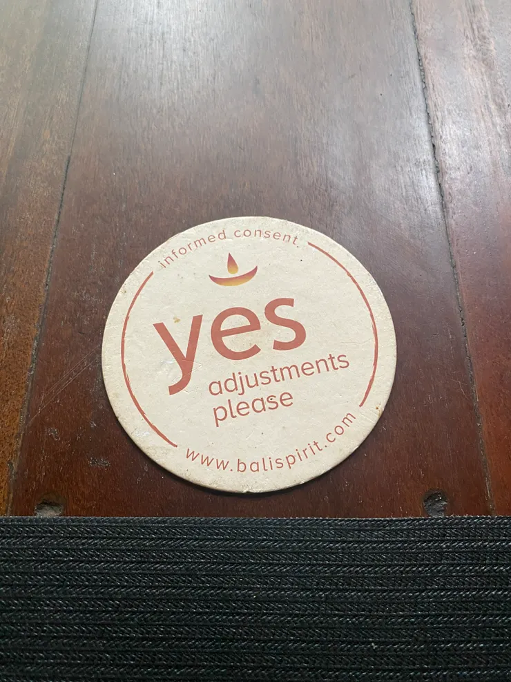 每個人的瑜珈墊錢，會有一個小卡，如果你同意老師觸碰你，就翻YES，反之，就翻NO，尊重每個人當下狀態