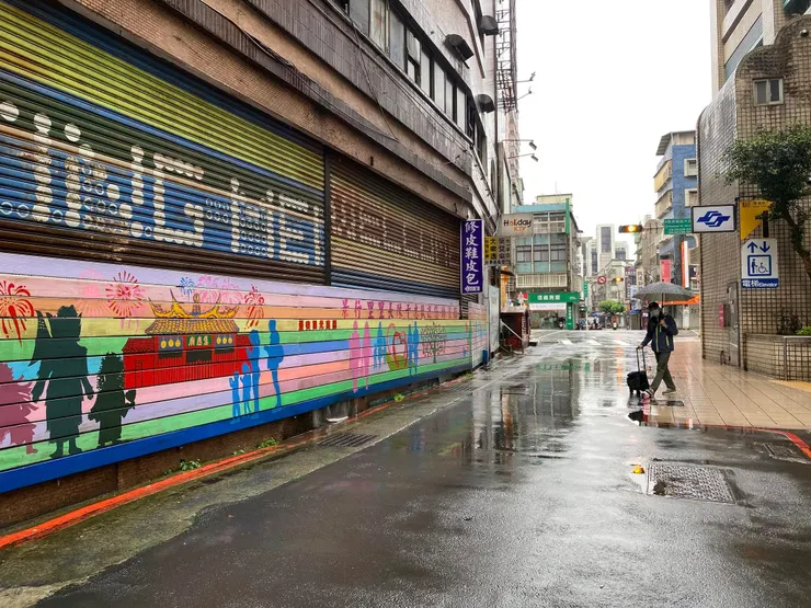 捷運景美站一號出口外的羅斯福路六段401巷原本也是萬慶街