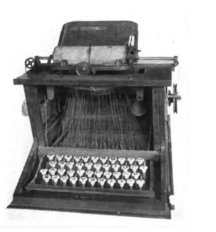 1873年Christopher Latham Sholes 所設計之打字機,這台打字機目前典藏於美國The Buffalo History Museum