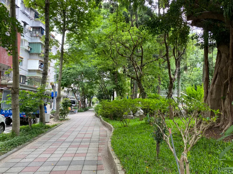 興福公園彎曲的弧線，正是萬盛溪的流動方向