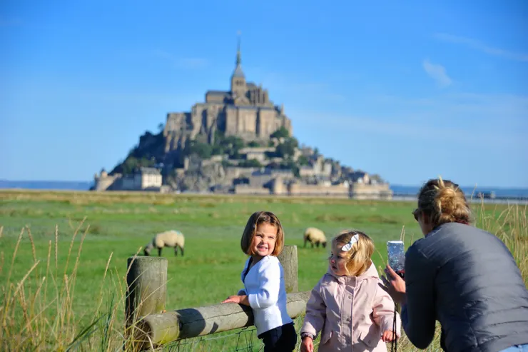 【從停車場到標的別偷懶搭接駁車 四十五分鐘走拍三公里絕不嫌多！媽媽！我要跟羊咩咩合照。】