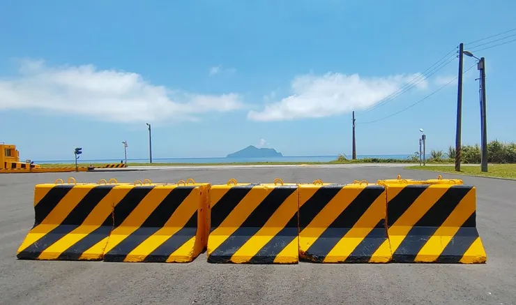 午時的柏油路   藍天下的龜山島  禁止通行的紐澤西護欄    繼續走? 轉回頭?