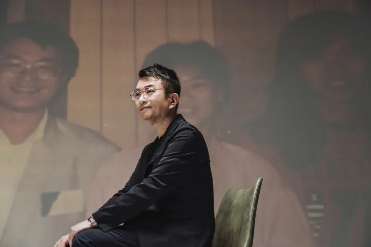 金馬執委會執行長 聞天祥，背景為其於 1989 年於輔大電影社舉辦影展之側拍／學籽文創 提供