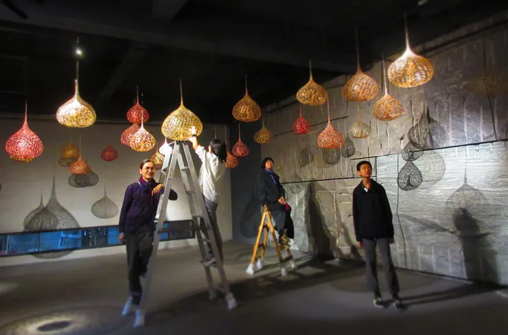 以這張佈展完工照為例。裕智：「我可以不看鏡頭嗎？」；菲比：「妳可以決定妳想要的入鏡」。然後裕智轉身了。黃裕智〈珠圓〉攝於「在我是我」黃裕智２０１９個展，菲比擔任該展策展人。攝影：沈菲比