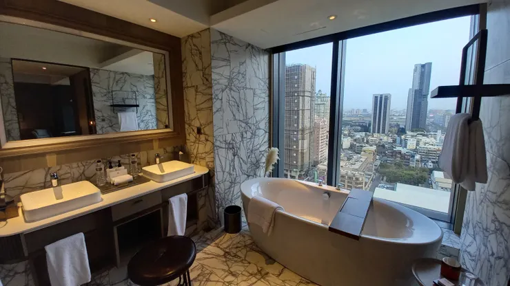 高雄洲際酒店的浴室可以邊泡澡邊遠眺高雄市區風景!真的讚!
