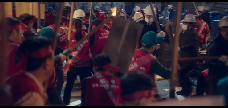 劇情中警察與攤商的抗爭。( Source : Disney + ，調整過亮度)