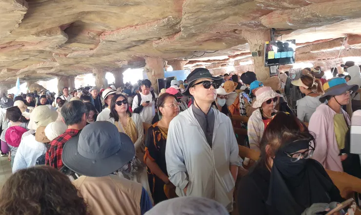 大排長龍的隊伍等待園區接駁車，在這裡可以看到大陸各式各樣的防曬用品，因為這裡太酷熱紫外線超強