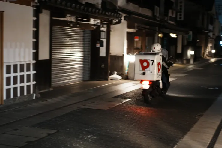 辛苦的外賣在黑夜中奔馳著