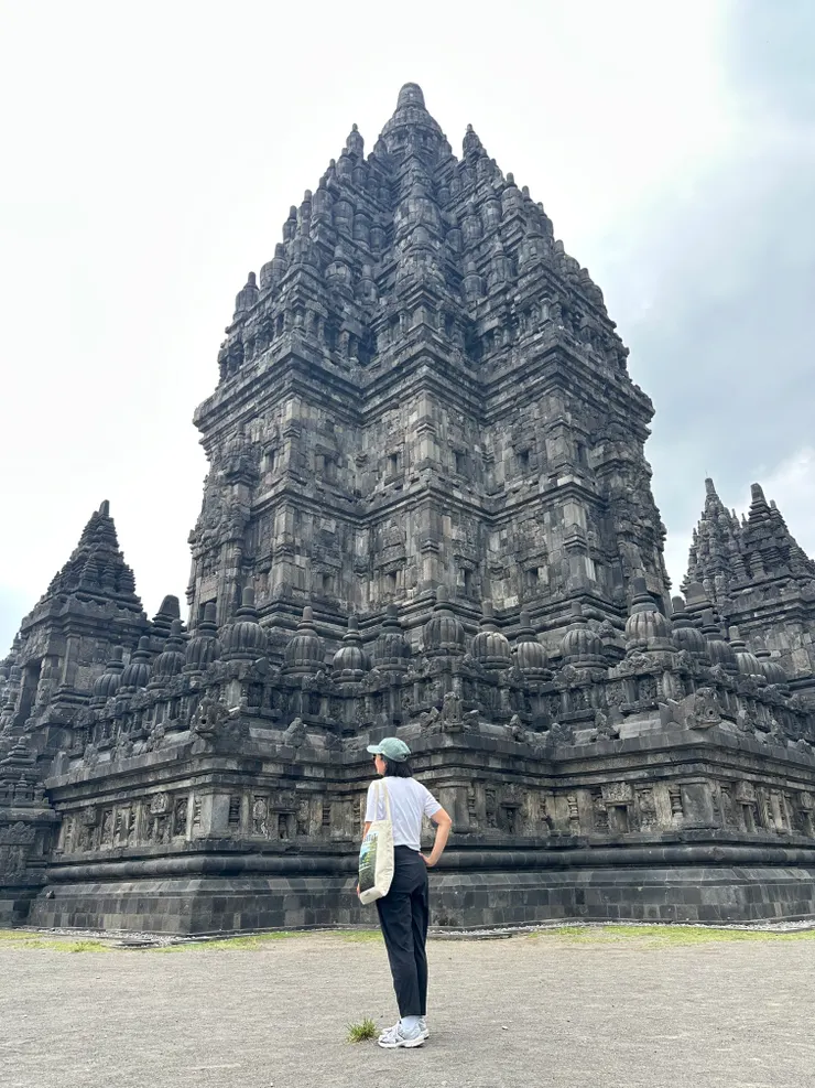 在雄偉的主廟面前人更顯得渺小