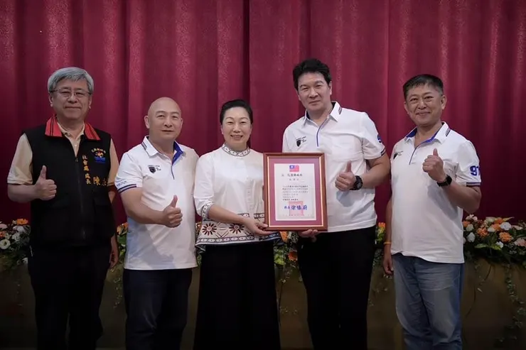 花蓮縣長徐榛蔚頒發台北市花蓮同鄉會感謝狀