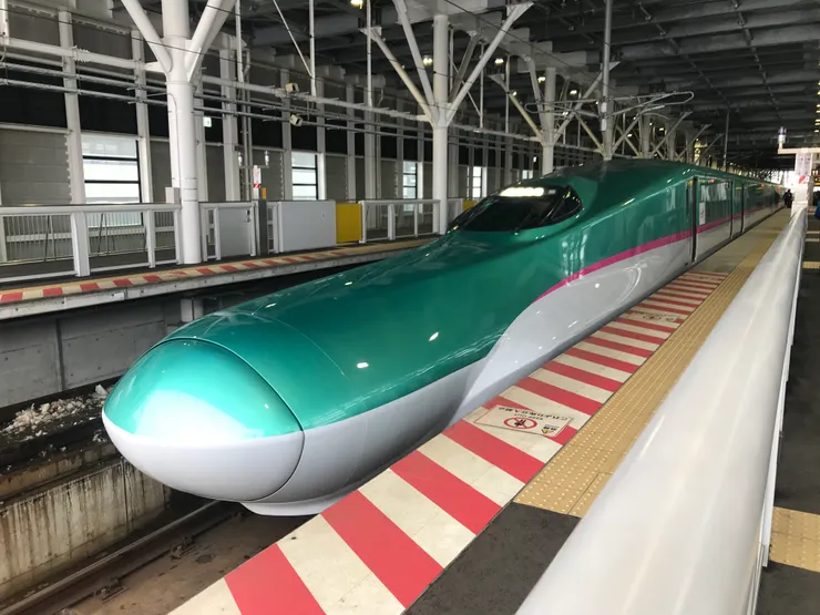 兩公司間的直通列車在新幹線上最為常見,這張照片就是在新函館北斗站拍攝的E5系新幹線(JR東日本所屬)