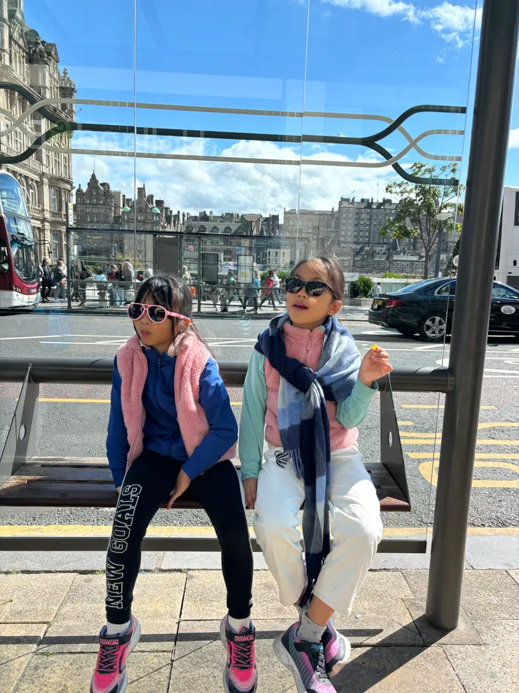 逛到呈現呆滯放空的兩姊妹