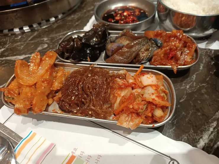 還有小菜,裝的超滿的,最後也吃不完