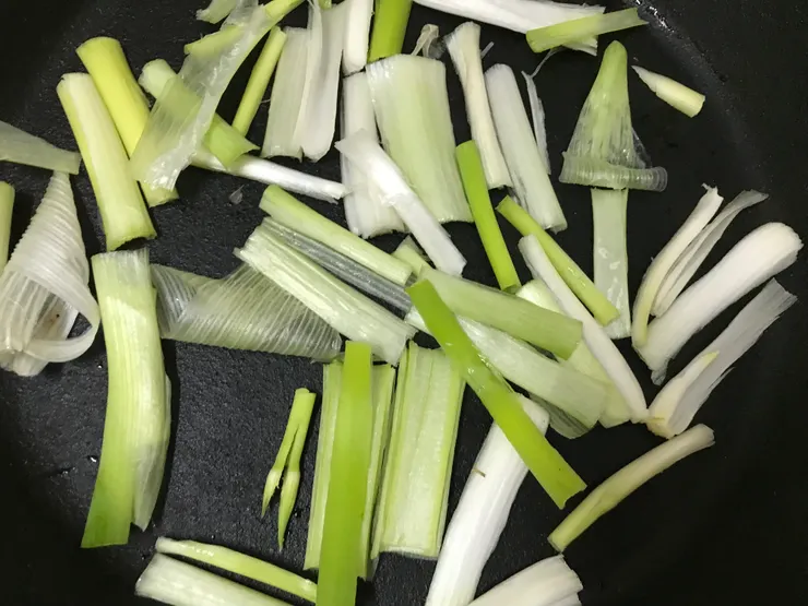 蔥白用剪刀剪開，比較快熟，不過這樣也容易焦或煮到蔥整個化在油裡