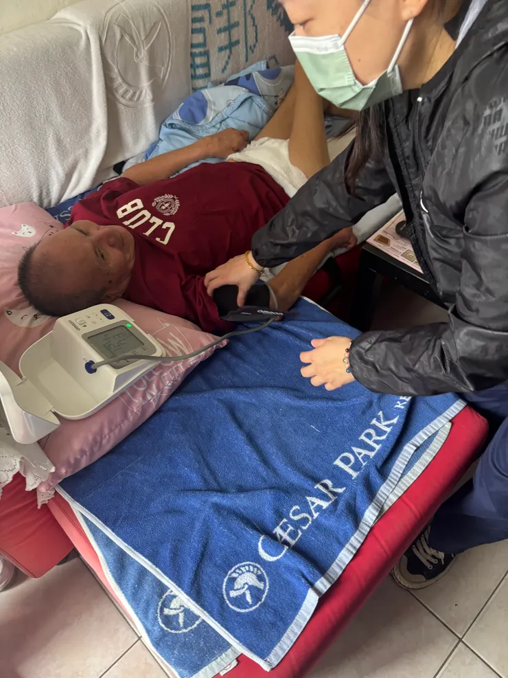 居家訪視（其實就是問狀況、量血壓、量體溫）