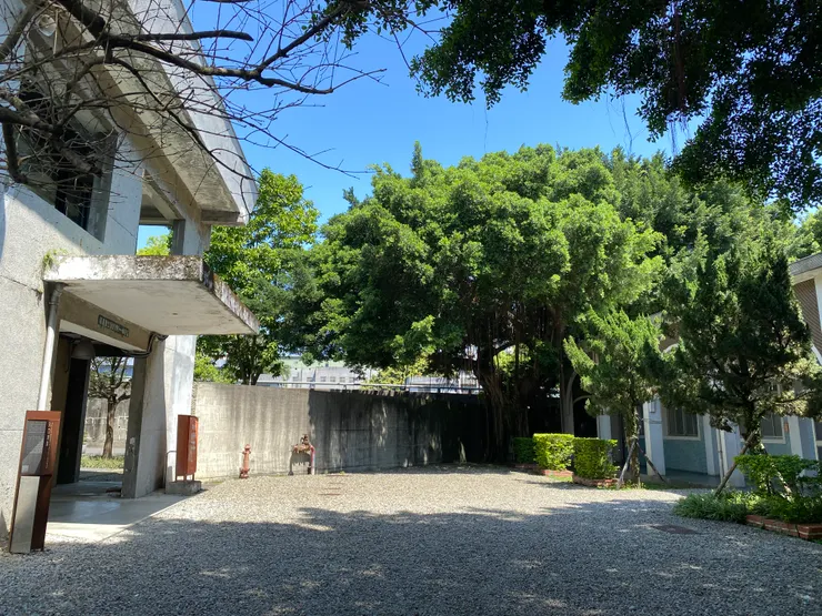 右側為第一法庭，正面圍牆是原本大門位置，外面即秀朗橋