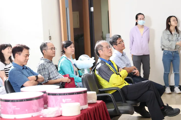 【致詞就當面對各階段年輕的自己，台上台下時光交錯世界驚天變化！台下的聽眾們。】