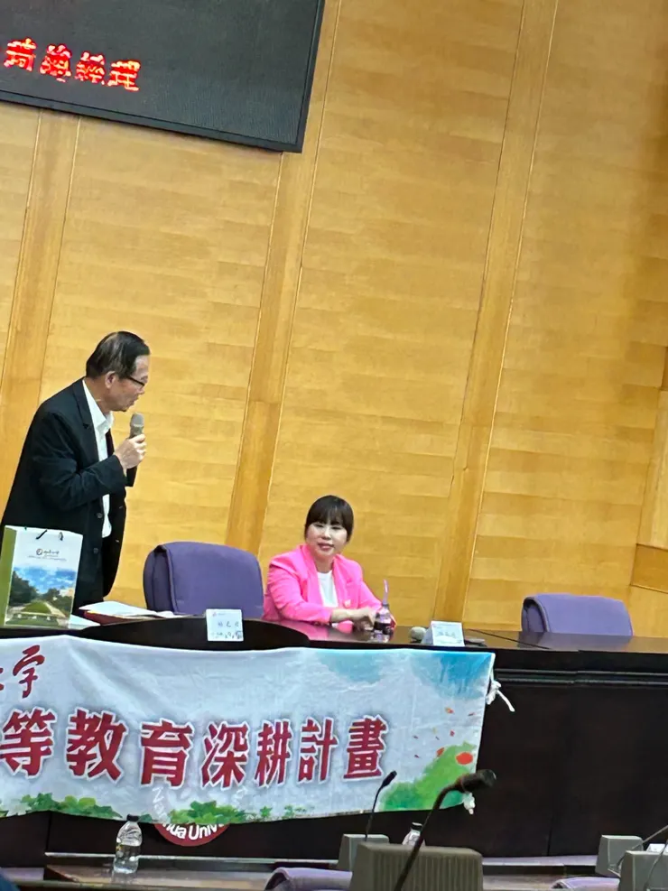 有點醜因為距離太遠了,畫質不好,但是證明 真的有來演講