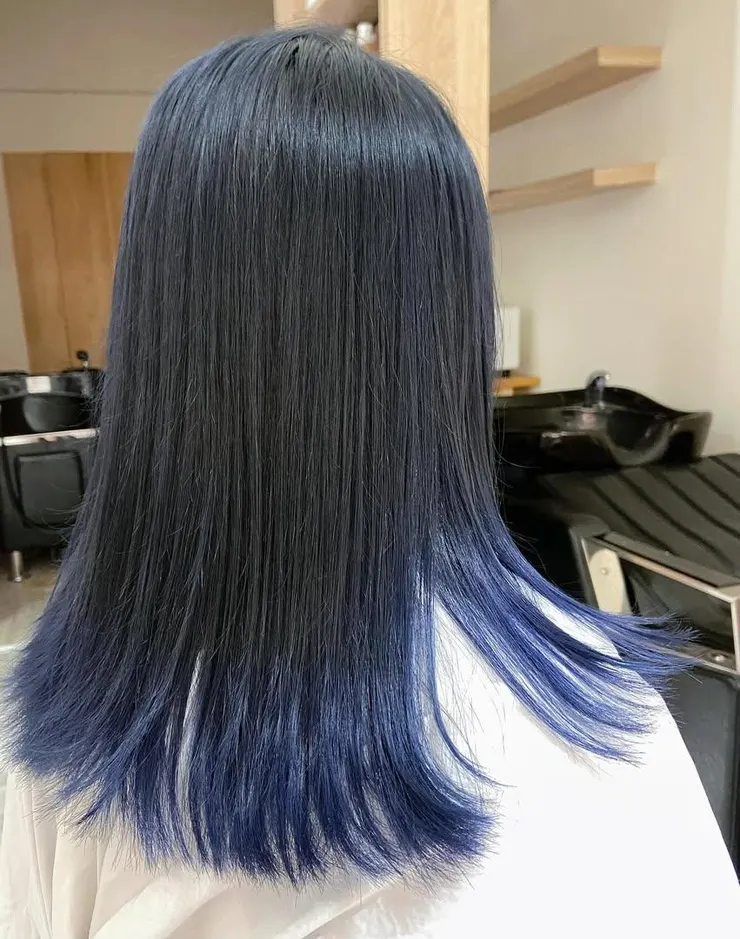 只在髮尾處，深色跟藍色分處了界線