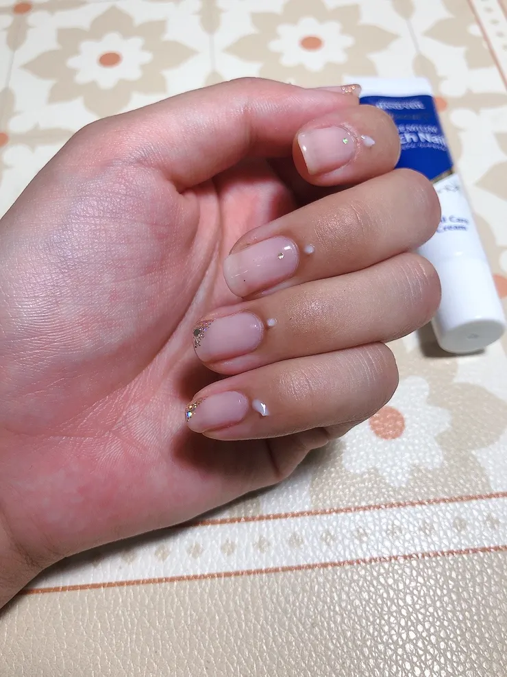 將指緣油局部點在指甲根部邊緣,逐一按摩吸收