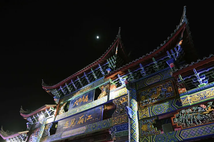 月亮拍下時候總顯得很細小