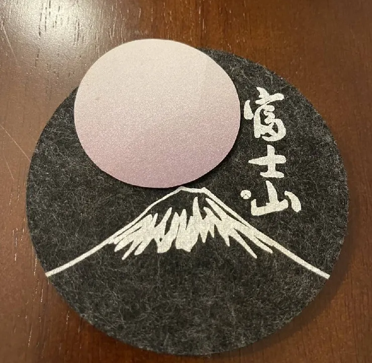 朋友的巧思，把色卡跟杯墊結合成夢幻富士山奇景