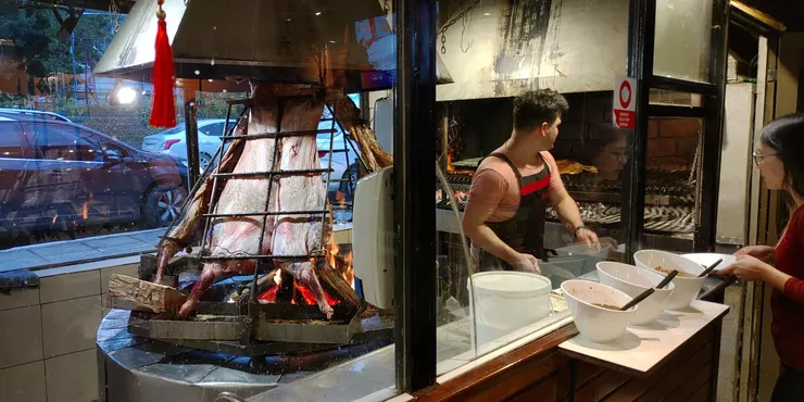 負責燒烤的大廚，和他講你要什麼立刻切