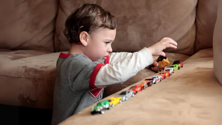 只喜歡排列玩具的男孩