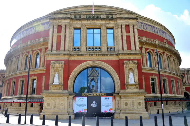 【公園內亞伯特紀念亭高入雲霄，親王像正對以他為名的音樂廳！有多正對呢！看音樂廳正門上方半圓形玻璃映出的正是亞伯特親王紀念亭及其雕像。】