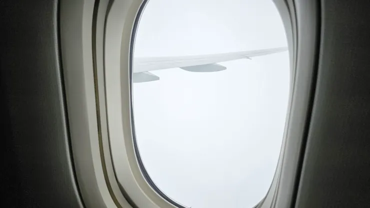 這是飛機穿雲時的窗外景致!白茫茫的一片!