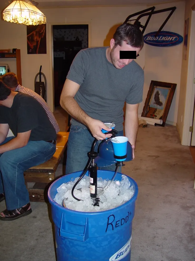 鋪上冰塊後連接管子。