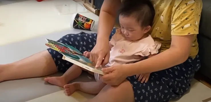 在地墊和寶寶看書講故事