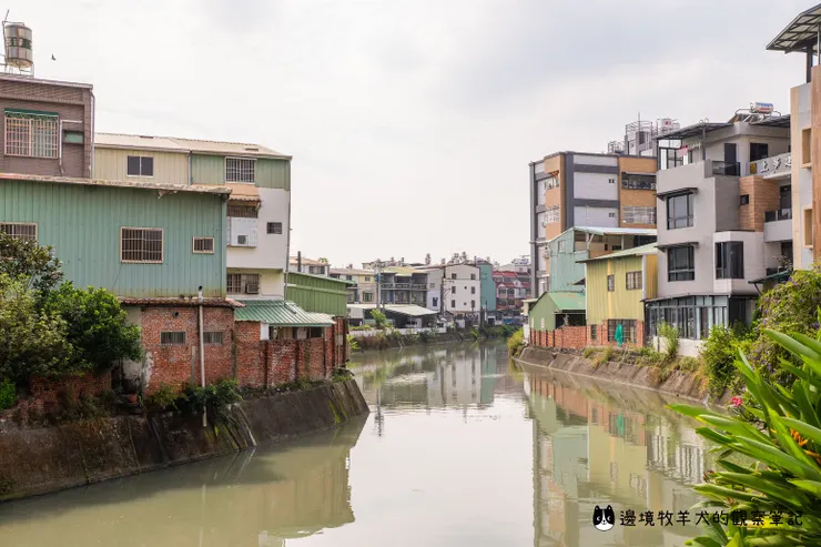 沿著殺蛇溪一直走，發現房子比鄰溪流而居的樣子美極了