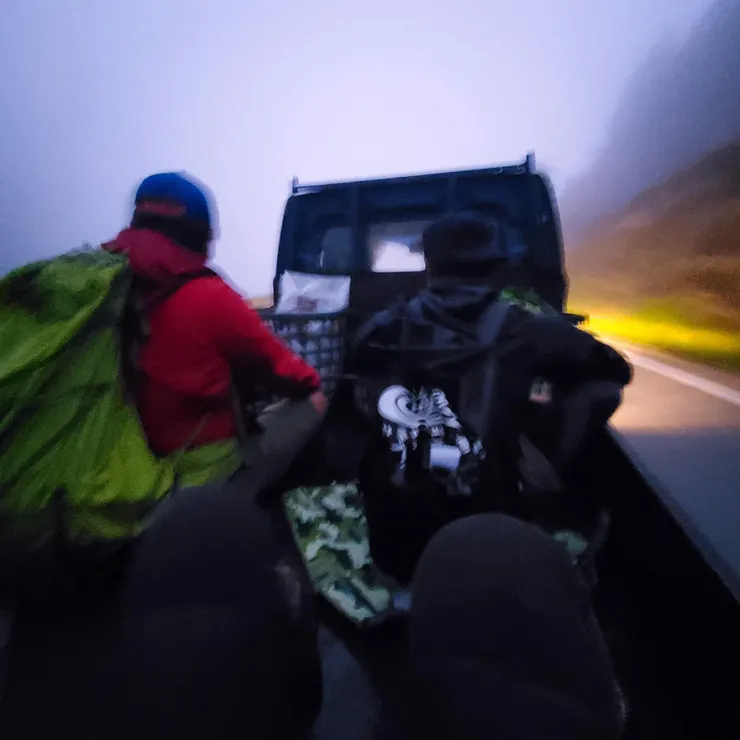 過彎不踩煞車，可能是南山村大哥開車的style!我們三個快杯出去了！！手抓超緊的～