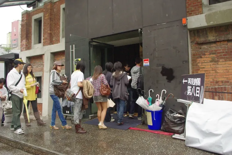 ▲觀眾進場,遇到好幾個雨天,演出時午晚餐是再現劇團團長兼第八日製作人皇民安的媽媽和演員朱育宏的媽媽輪流供應,非常好吃!大家擠在遮雨亭吃大鍋飯的感覺非常好。