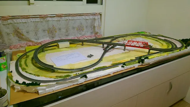 鐵軌鋪設後，確認火車行走不會脫軌，把控制轉轍器的線路出孔也定位出來，後續鑽孔拉線也會比較順暢!