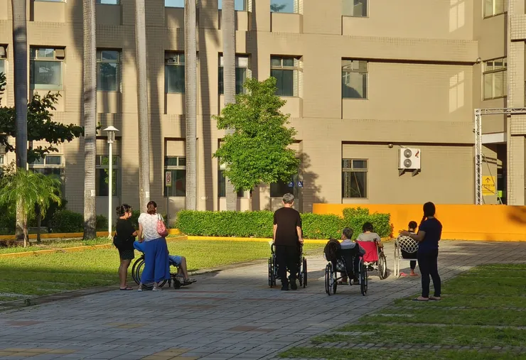 【庭院裡輪椅上的病人正貪戀夕陽─長照大樓中庭】