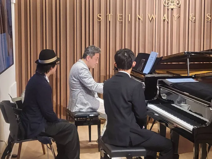 日本鋼琴家橫山幸雄指導學生。