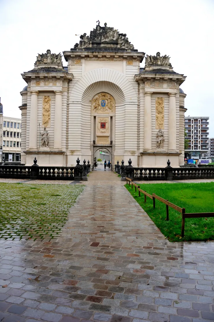 【巴黎門另一面，拍張直的。】