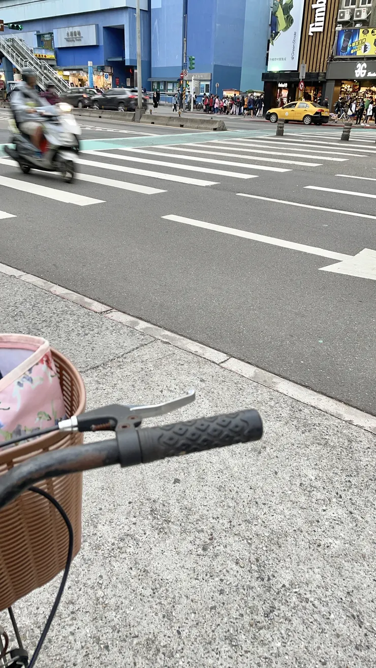 當時等紅綠燈拍下的照片，對面藍色的建築物即是水源市場