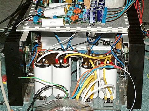 濾波電容使用每聲道預計使用四顆 RIFA PEH200 10000uF/100V,採雙橋整流,一來似乎發燒一點,二來也可以降低整流子的負荷....當時因為僅有一個變壓器,所以只好讓兩個聲道共用電源,所以是八顆 10000uF 的電容並聯濾波!! 當時測試時把橋整鎖在與電容固定的壓克力板上,但在大電流的情況下,橋整的溫度實在也不低