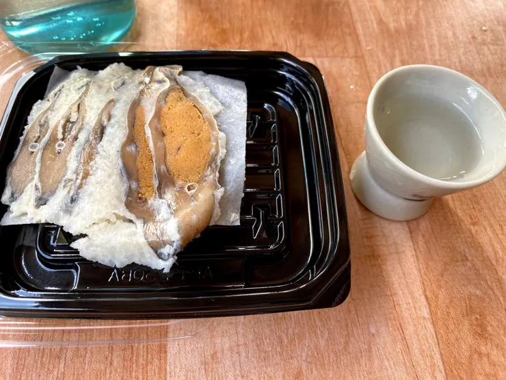將大吟釀酒和鯽魚壽司一起食用