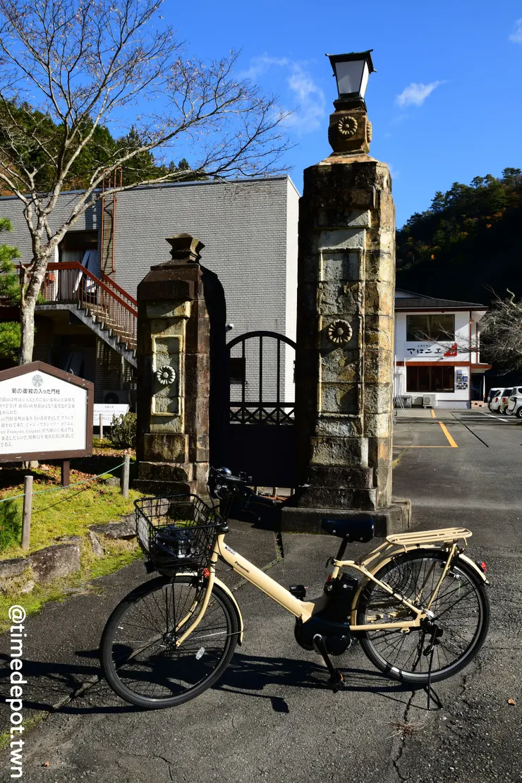生野車站的遊客中心可以租借電動輔助自行車騎到生野銀山門口
