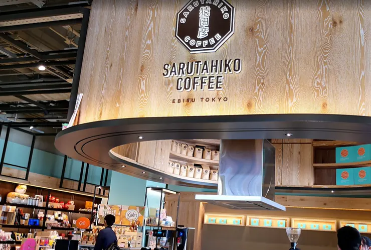 走進「猿田彥珈琲」，沒有過度包裝的網美氛圍，只有木質桌椅與咖啡香氣，讓人瞬間放下手機，專注在眼前這杯咖啡的溫度裡